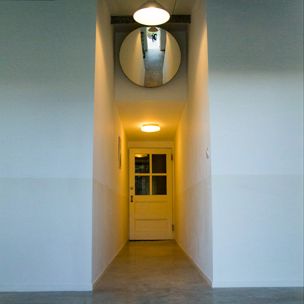 Photo of a modern, contemporary hallway design by Arts Terminal Israel, a one-stop creative complex for new businesses